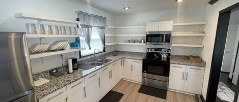 冰箱、微波炉、烤箱、炉灶