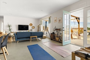 Smart TV, video-game console, offices, computer monitors - The Quail's Nest~10 Min to JTNP~Cowboy & Hot Tub, Zen Garden, Arcade Game! (Joshua Tree)