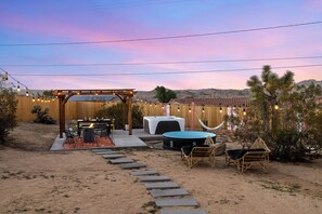 Outdoor dining - The Quail's Nest~10 Min to JTNP~Cowboy & Hot Tub, Zen Garden, Arcade Game! (Joshua Tree)