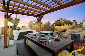 Outdoor dining - The Quail's Nest~10 Min to JTNP~Cowboy & Hot Tub, Zen Garden, Arcade Game! (Joshua Tree)