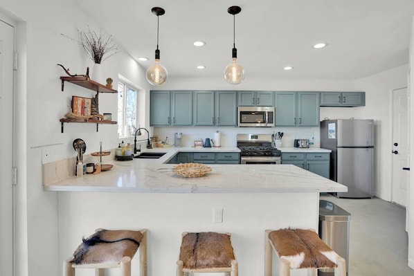 Fridge, microwave, oven, stovetop - The Quail's Nest~10 Min to JTNP~Cowboy & Hot Tub, Zen Garden, Arcade Game! (Joshua Tree)