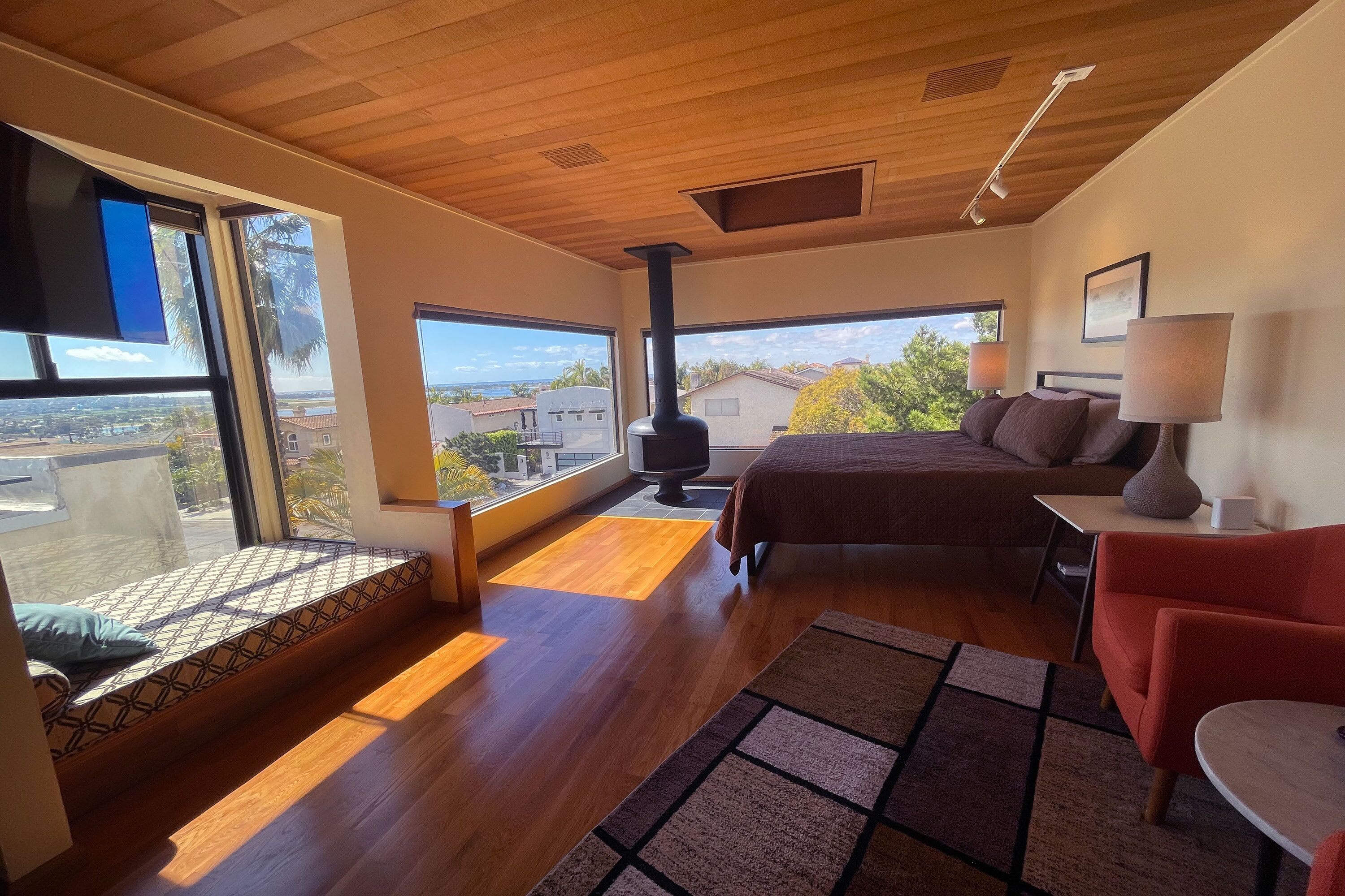 3 habitaciones, escritorio y tabla de planchar con plancha 