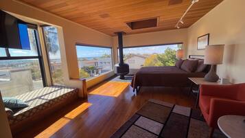3 habitaciones, escritorio y tabla de planchar con plancha