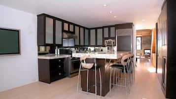 Réfrigérateur, four à micro-ondes, un four, surface de cuisson