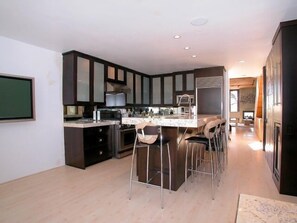 Fridge, microwave, oven, stovetop - Stunning View Mission Bay Luxury Home Private Pool (San Diego)