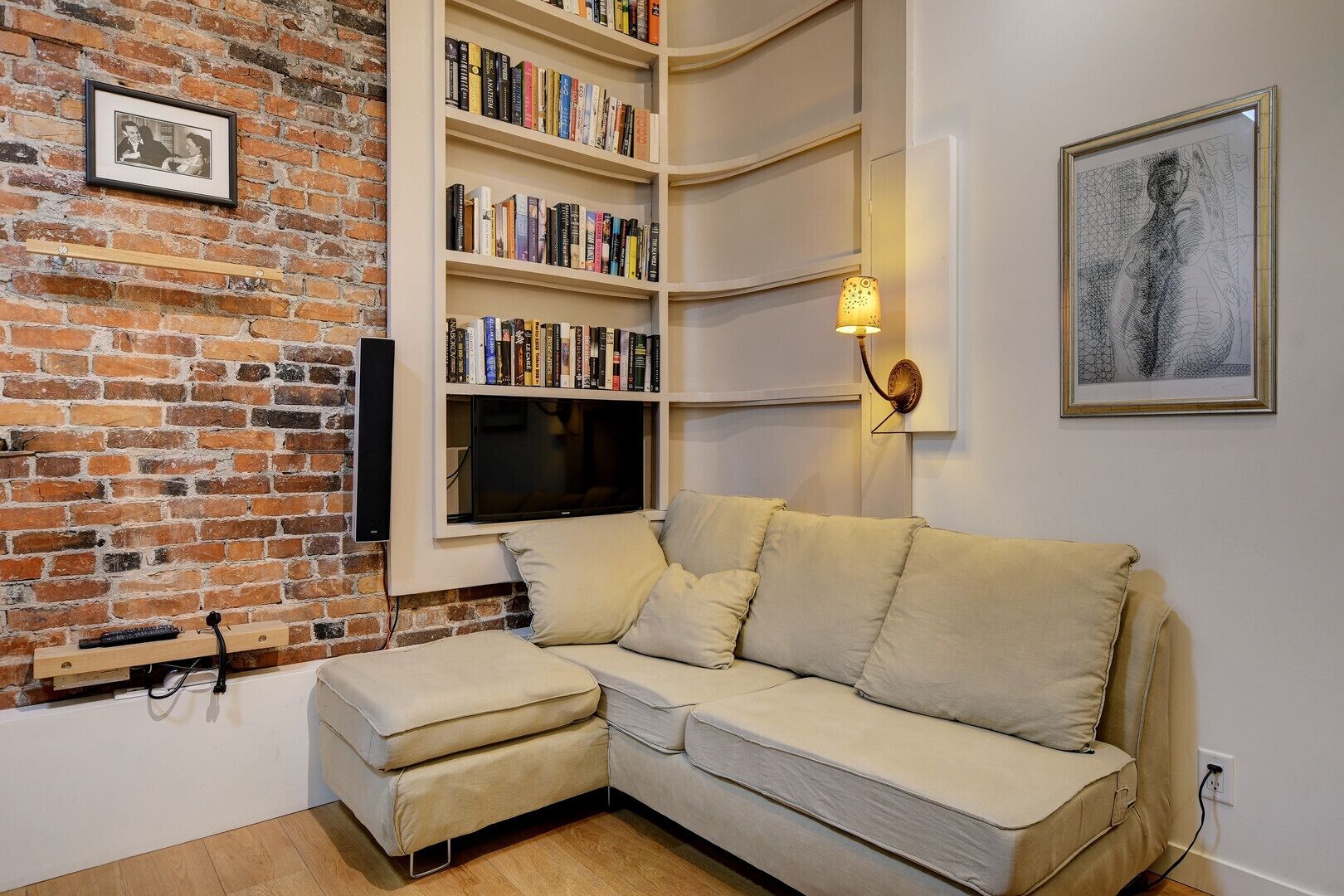 The Book Nook - a cozy quiet space in the heart of Old town!