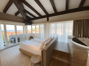 Romantisches Doppel- und Zweibettzimmer | Zimmersafe, Schreibtisch, Verdunkelungsvorhänge, kostenloses WLAN