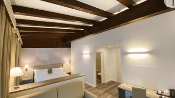 Junior Quadruple Room | In-room safe, desk, blackout drapes, WiFi (free)