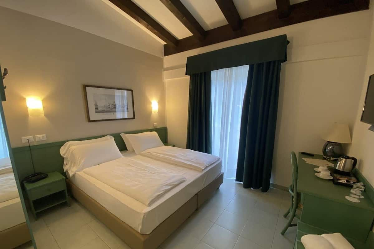 Deluxe Triple Room | In-room safe, desk, blackout curtains, free WiFi