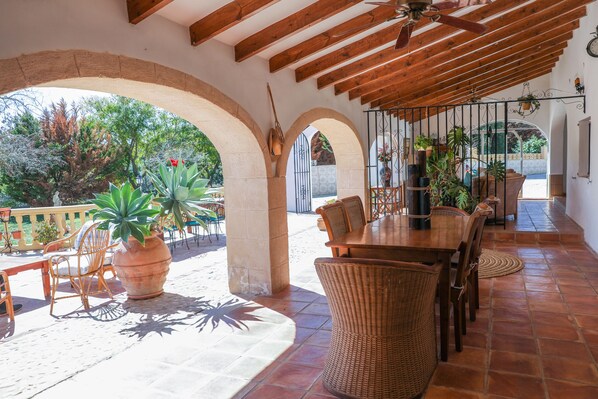 تناول الطعام بالخارج