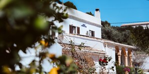 تفاصيل الفندق من الخارج