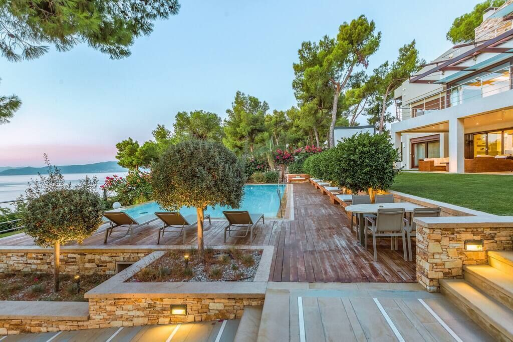 Villa Agioi Summary: