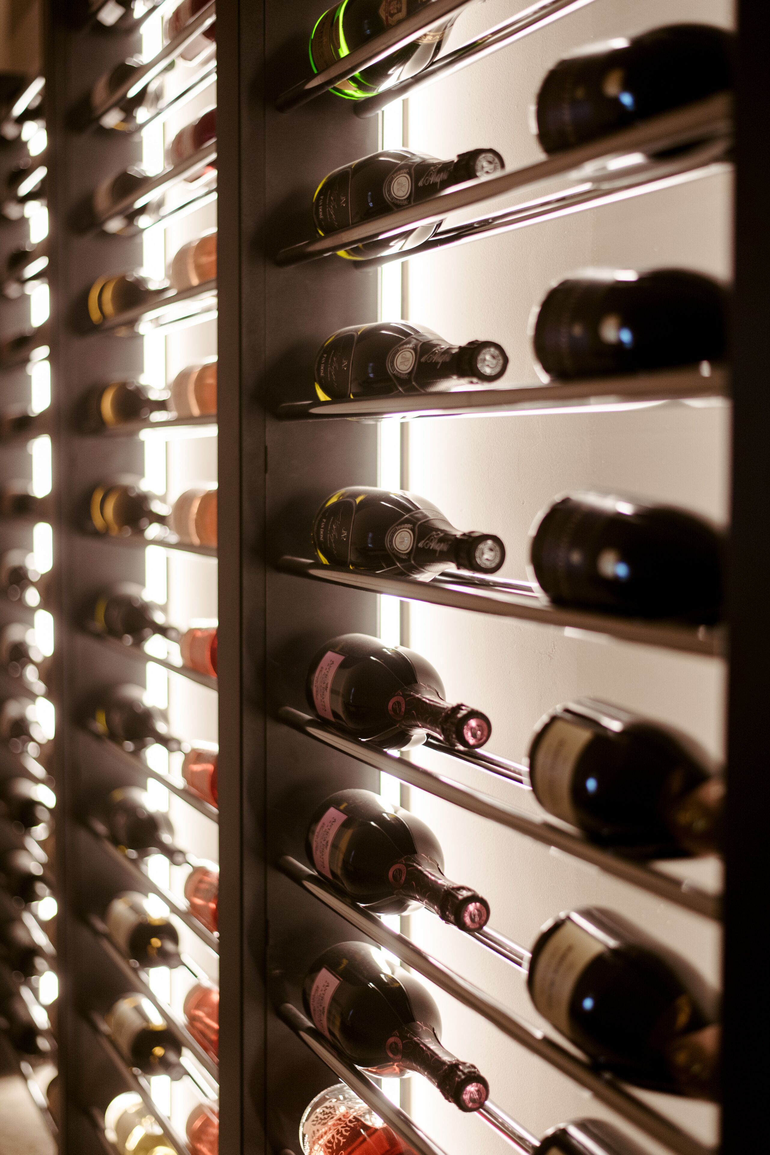 Un porte-bouteilles contenant plusieurs bouteilles de vin.