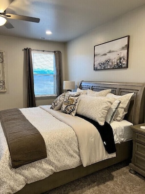 3 bedrooms, iron/ironing board, travel crib, free WiFi - Spectacular Mesa view 3 room home  (Grand Junction)