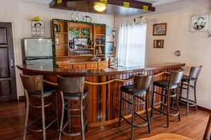 2 bars/lounges, poolside bar - Esplanade Estate (New Amsterdam)