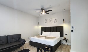 1 habitación y tabla de planchar con plancha 