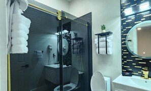 Regadera, secadora de cabello, toallas, jabón 