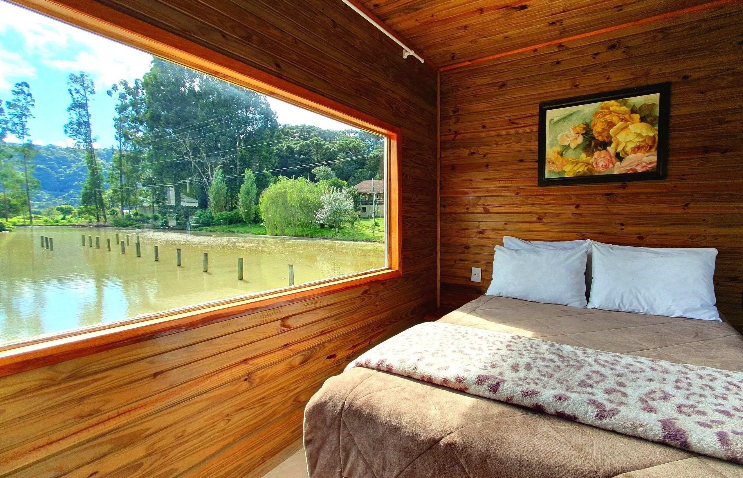Cabana lua de mel, vista para o lago | Roupas de cama premium, individualmente decorados