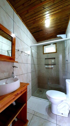 Cabaña de diseño | Baño | Ducha, secador de pelo, bidé y toallas