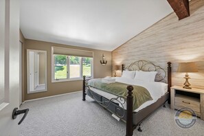 1 bedroom, iron/ironing board, WiFi, bed sheets - Modern Lake Geneva Condo with Views (Lake Geneva)