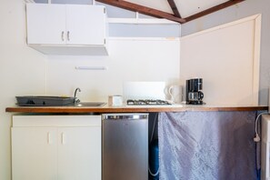 Frigorífic, microones, placa de cuina i cafetera i tetera