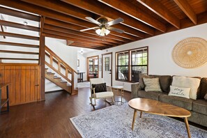 Smart TV, books - Vino Haus- Entire Cabin with Hot Tub- Guaranteed to see deer! Quiet! (Fredericksburg)