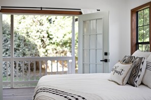 2 bedrooms, iron/ironing board, travel cot, free WiFi - Vino Haus- Entire Cabin with Hot Tub- Guaranteed to see deer! Quiet! (Fredericksburg)