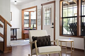 Interior - Vino Haus- Entire Cabin with Hot Tub- Guaranteed to see deer! Quiet! (Fredericksburg)