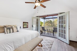 2 bedrooms, iron/ironing board, travel cot, free WiFi - Vino Haus- Entire Cabin with Hot Tub- Guaranteed to see deer! Quiet! (Fredericksburg)