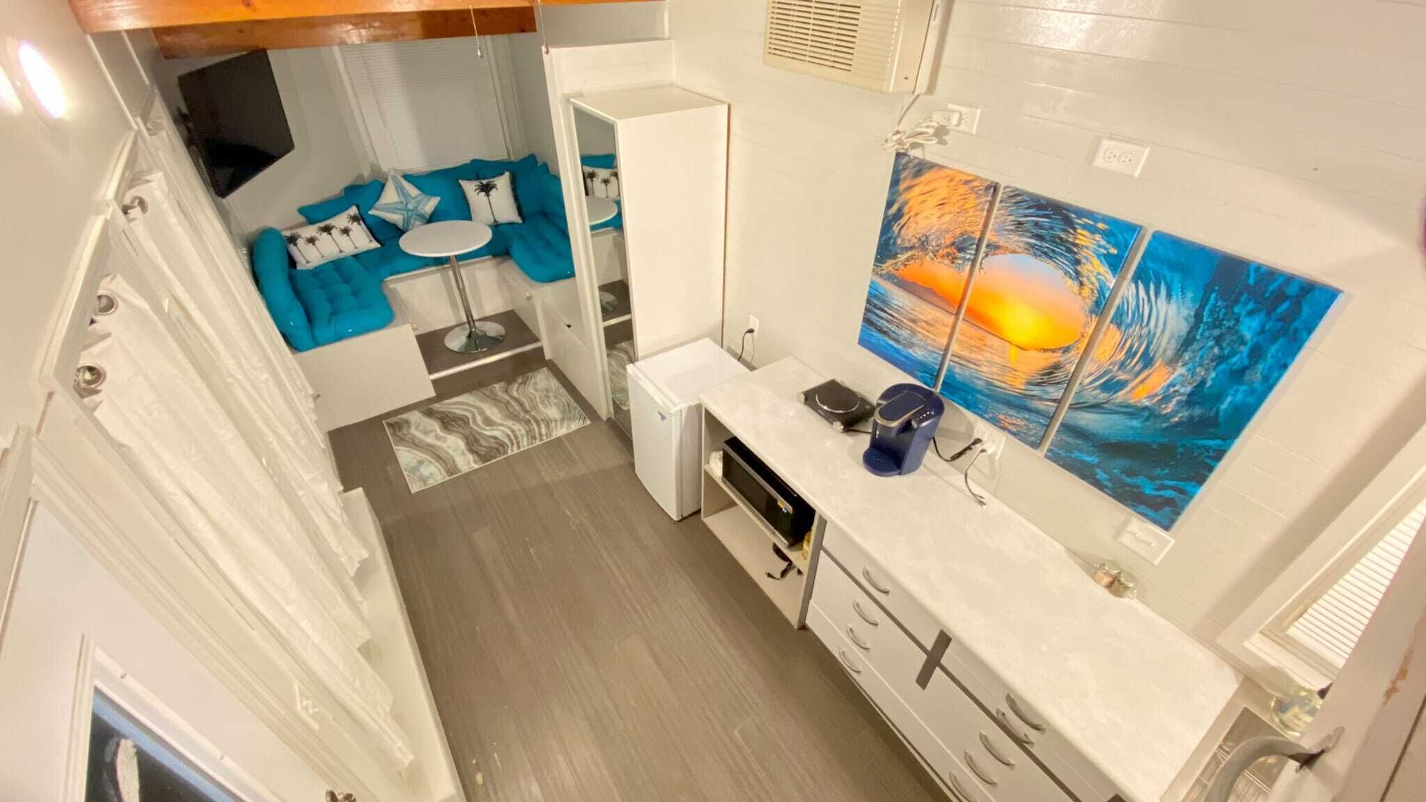 Beachy blue vacation vibes & pet friendly