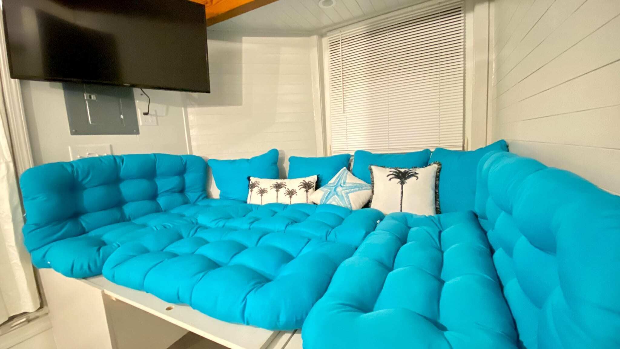 Beachy blue vacation vibes & pet friendly