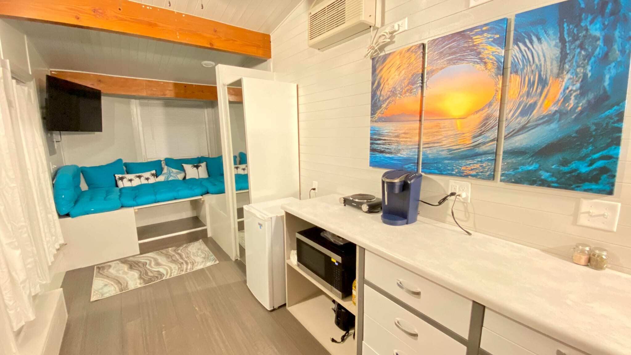 Beachy blue vacation vibes & pet friendly