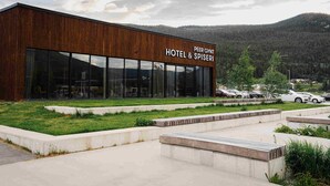 Moderni hotellirakennus, jonka kyltissä lukee: ”PEER GYN HOTEL & SPISERI”.