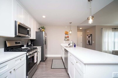 Charming 3 bedroom Condo in Bettendorf with King Master Suite