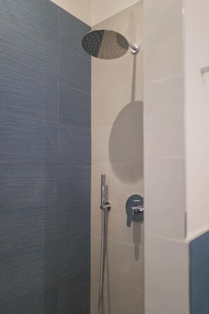 Habitación Confort con 1 cama matrimonial o 2 individuales | Baño | Regadera, regadera tipo lluvia, amenidades de baño gratuitas 