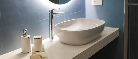 Chambre Confort Double ou avec lits jumeaux | Literie hypoallergénique, articles gratuits dans le mini-bar