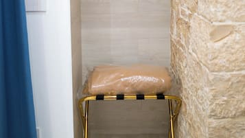 Habitación Confort con 1 cama doble o 2 individuales | Ropa de cama hipoalergénica y minibar con artículos gratuitos