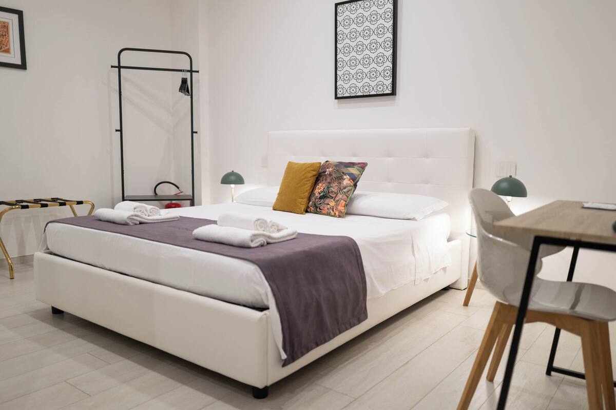 Habitación Deluxe doble | Ropa de cama hipoalergénica y minibar con artículos gratuitos