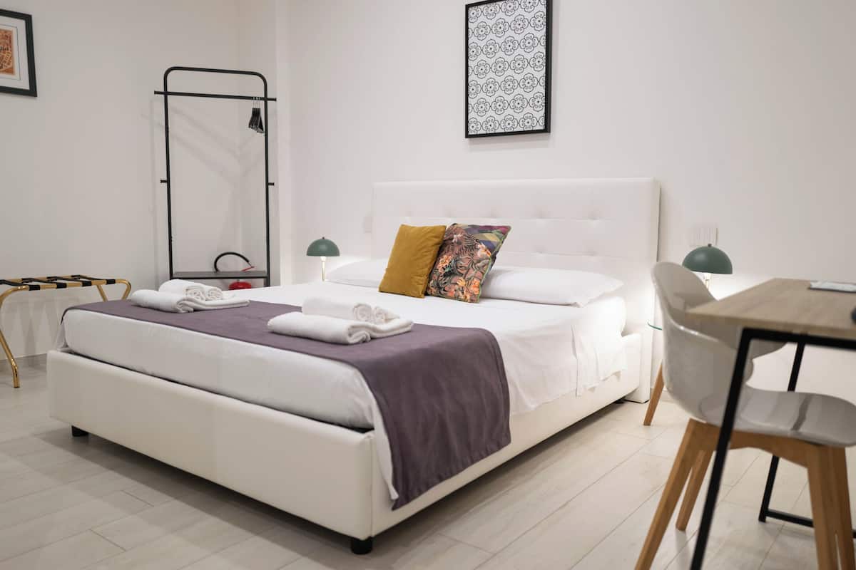 Hypo-allergenic bedding, free minibar, laptop workspace, travel cot