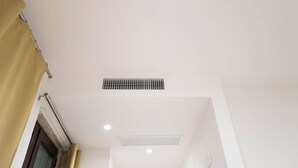Teto com ventilação e iluminação embutida.