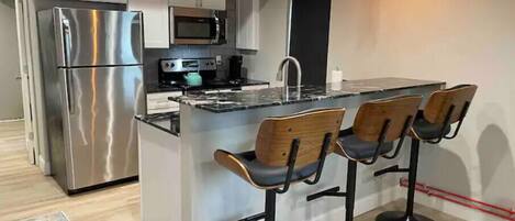 Frigorífico, microondas, horno y placa de cocina