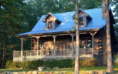 Log Cabin w/ Picturesque Mtn View. Private Sunsets. Hot Tub. Kid & Dog Friendly