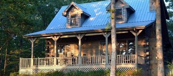 Log Cabin w/ Picturesque Mtn View. Private Sunsets. Hot Tub. Kid & Dog Friendly