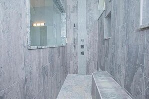 Villa, plusieurs lits | Salle de bain | Baignoire et douche séparées, baignoire relaxante profonde