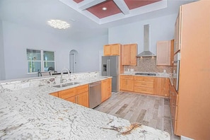 Villa, plusieurs lits | Cuisine privée | Réfrigérateur, micro-ondes, four, plaque de cuisson