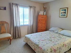 1 slaapkamer, een strijkplank/strijkijzer, internet, beddengoed