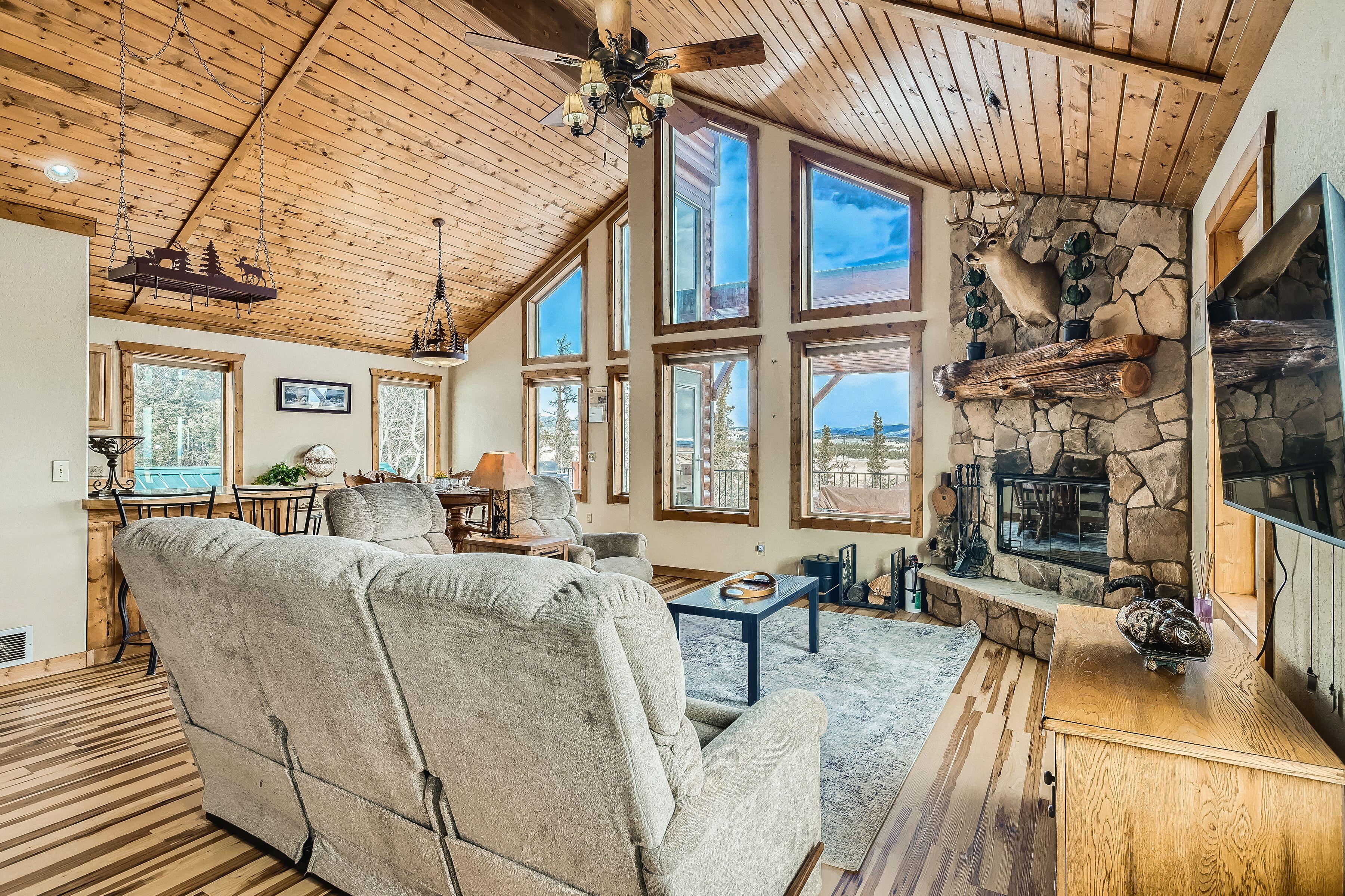 Charming mountain cabin in Fairplay w/ private hot tub and epic views