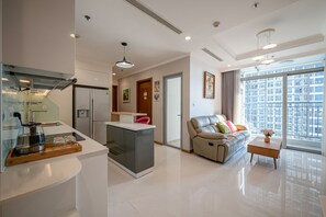 Kühlschrank, Mikrowelle, Kochgeschirr/Geschirr/Besteck