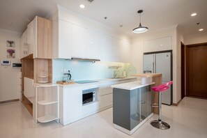 Kühlschrank, Mikrowelle, Kochgeschirr/Geschirr/Besteck