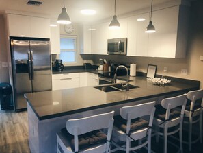 Geladeira, micro-ondas, fogão, lava-louças